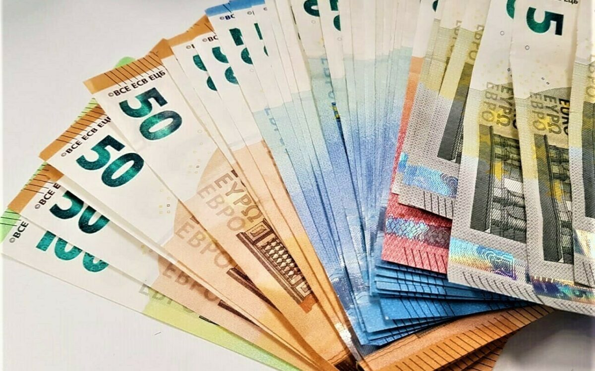 Viele Bargeldscheine aufgefächert auf einem Haufen Viele Bargeldscheine aufgefächert auf einem Haufen